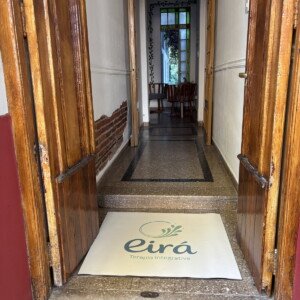 Entrada de Eirá Terapia Integrativa con la puerta abierta y el pasillo