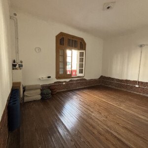 Salón luminoso con piso de madera en Eirá