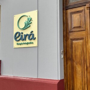 Cartel de Eirá Terapia Integrativa junto a la puerta de entrada